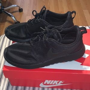 Black nike roshes